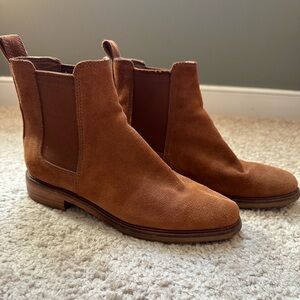 Clarks sz. 8 Suede Chelsea Boots